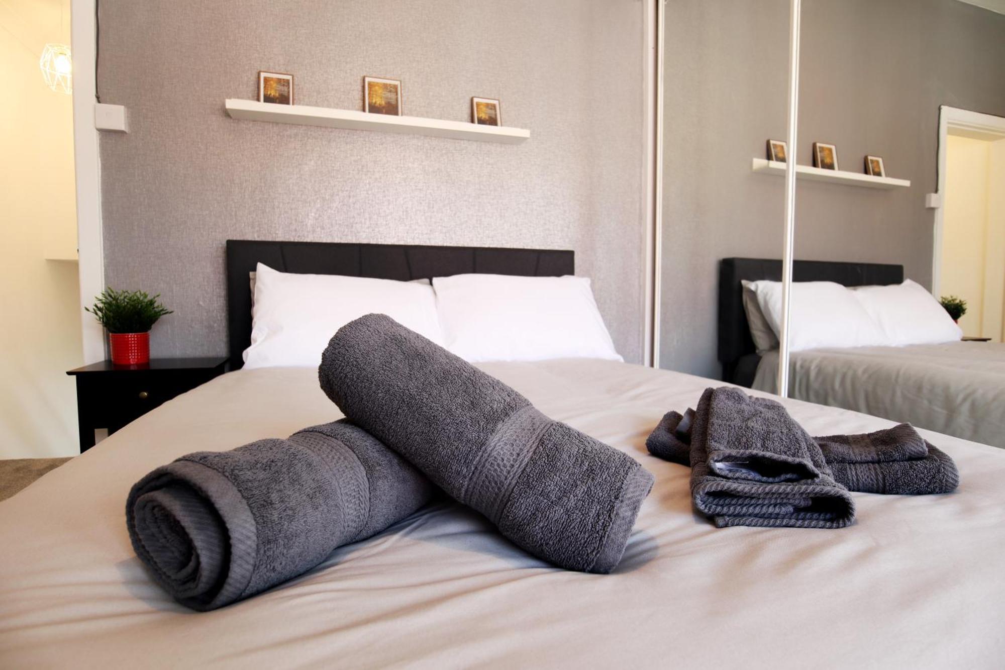 2-Bedroom, Free Parking, High Speed Wi-Fi, Swinton מנצ'סטר מראה חיצוני תמונה